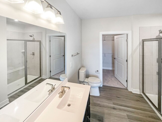 Building Photo - $200 OFF FIRST MONTH'S RENT! Luxury 2 Bedr...