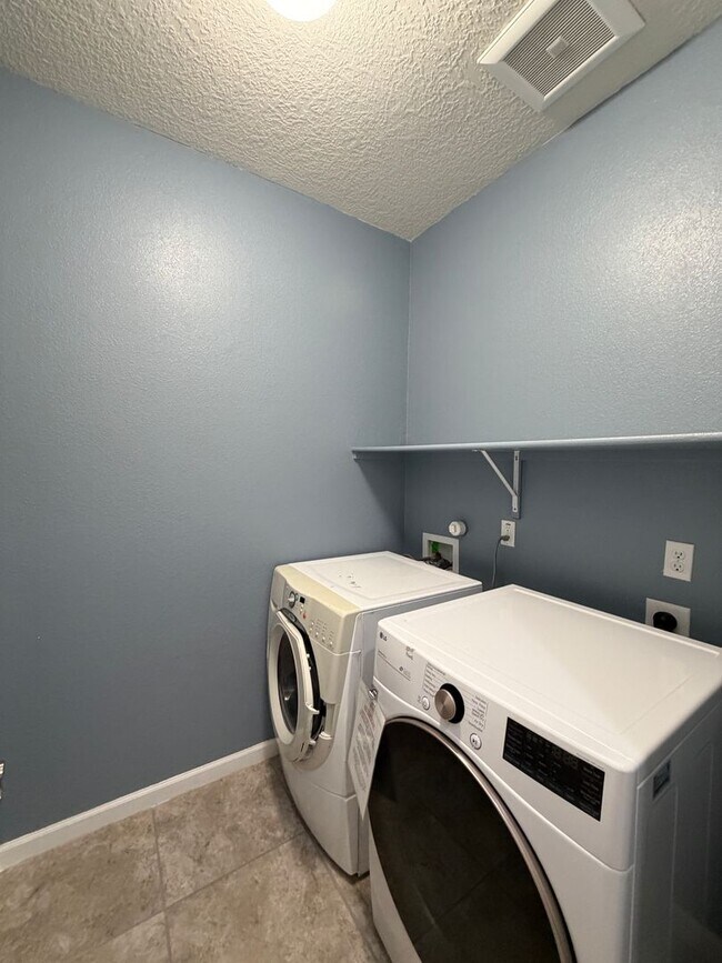 Building Photo - 4 Bedroom Single Story Home Available Near Golf Course Rd & Southern Blvd!