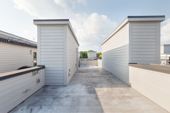 Building Photo - Beautiful 2bd/2.5ba Contemporary Townhome ...