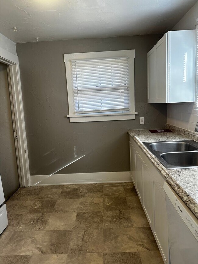 Building Photo - 4 Bedroom