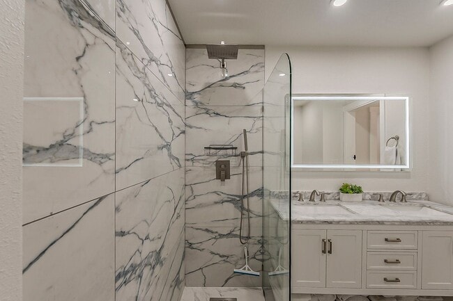 Building Photo - Fully Remodeled 2-Bedroom Condo at the Sco...
