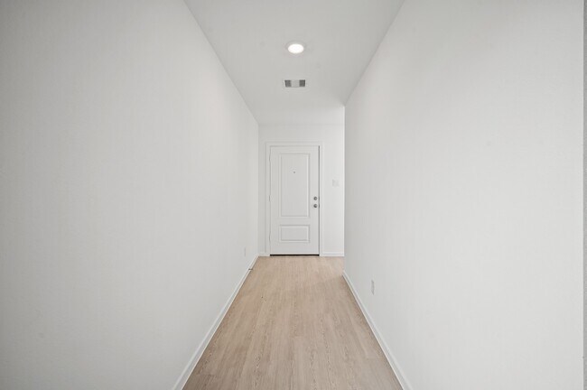 Building Photo - 702 Umbrella Tree Dr
