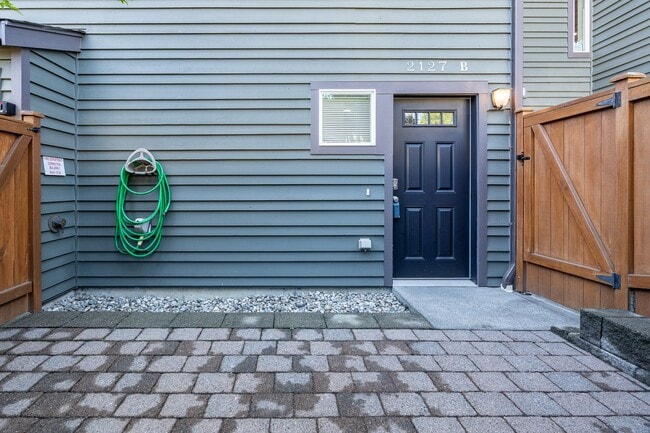 Building Photo - 2bd/2.5ba Seattle Townhome