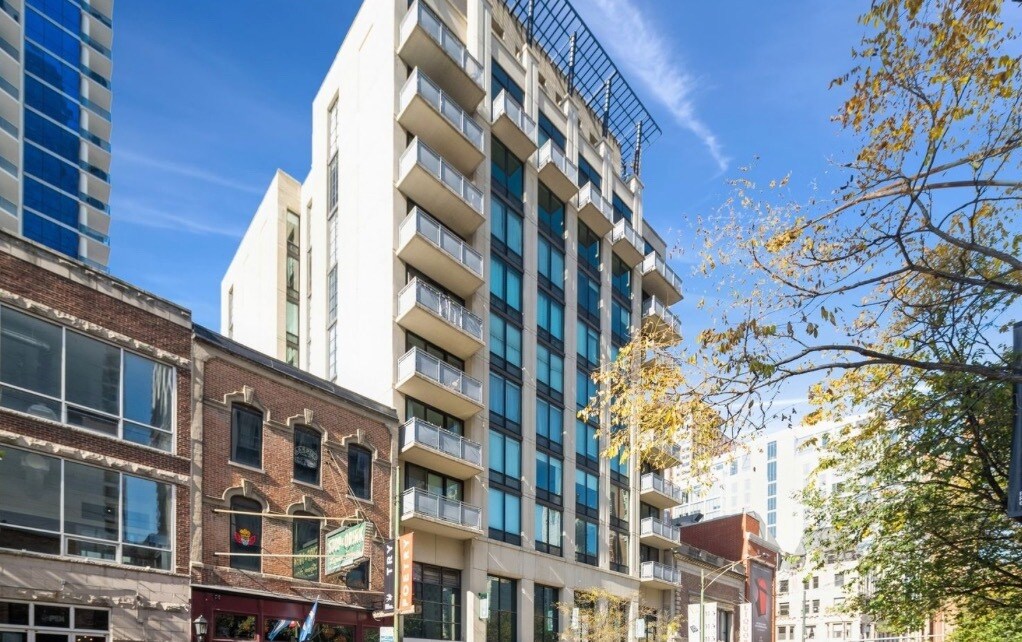 Building Photo - 744 N Clark St