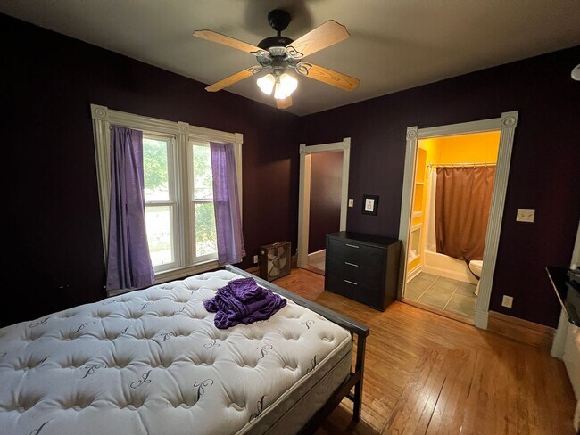 Building Photo - Lovely Furnished Home Available September ...
