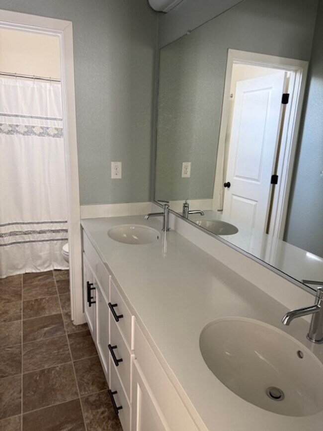 Building Photo - Home located in desirable Entrada Community!