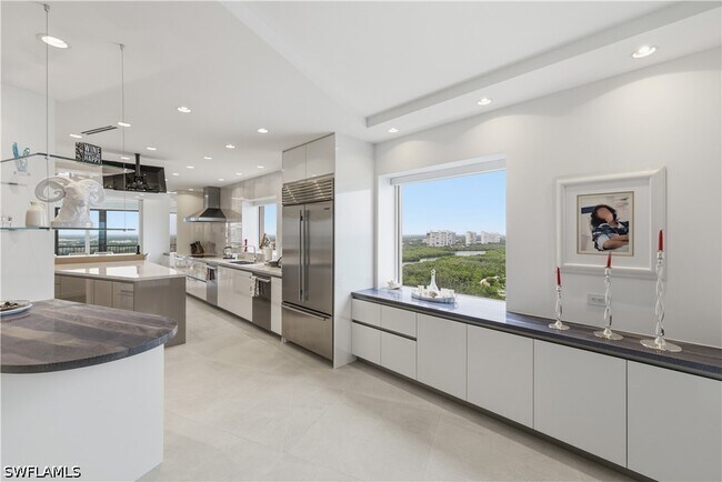 Building Photo - 8665 Bay Colony Dr