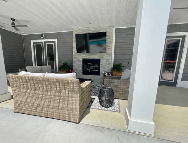 Building Photo - Tuscany con Terrazza | 1 Bed 1 Bath | 773 sf