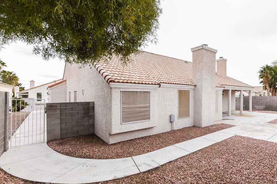 Building Photo - 6017 Ingenue Rd