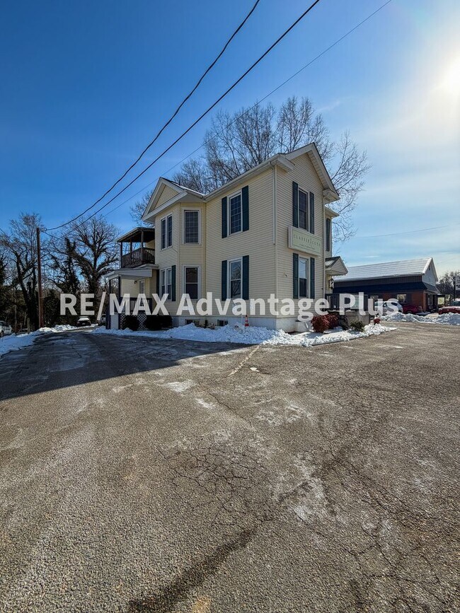 Building Photo - 400 S Main St