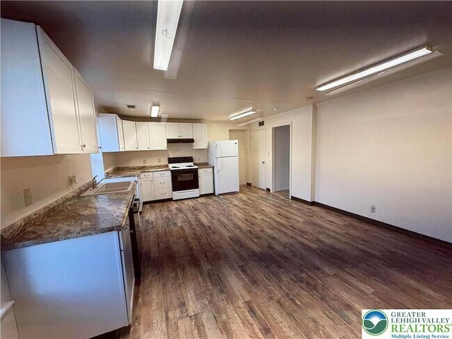 Building Photo - 100 W Main St