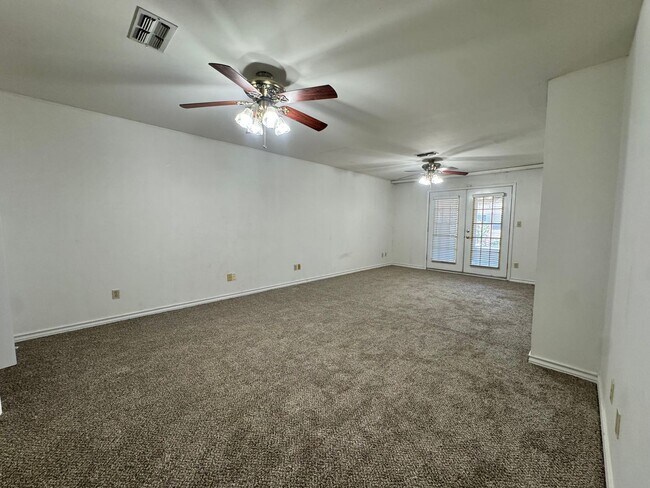 Building Photo - 4/2.5 PG Townhouse Available