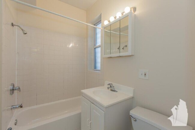 Building Photo - 1 bedroom in Chicago IL 60657