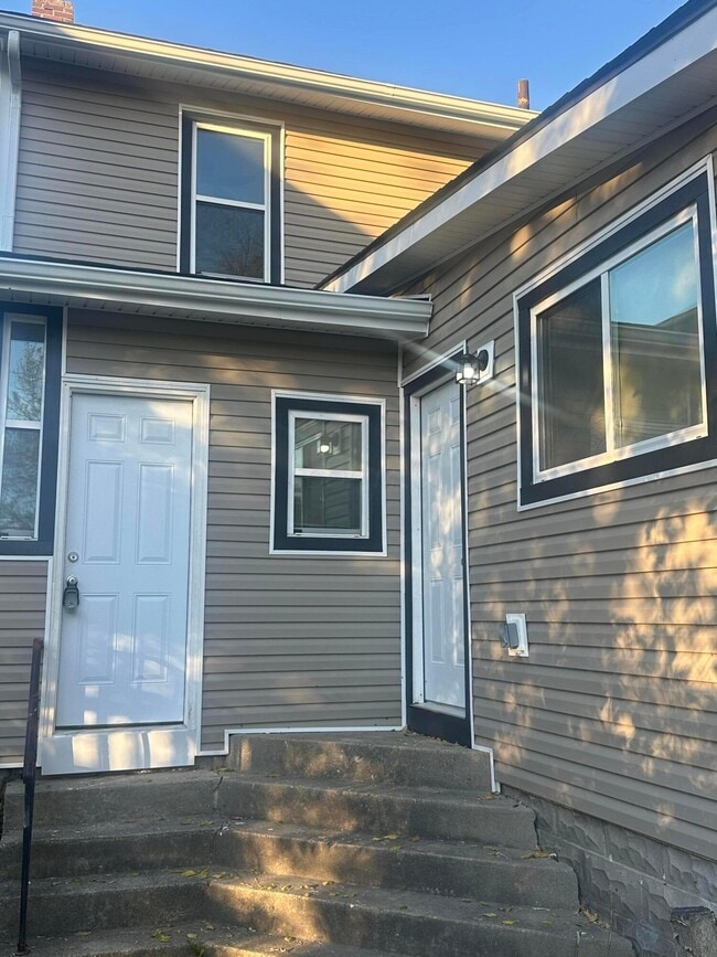 Building Photo - 1277 E 18th Ave