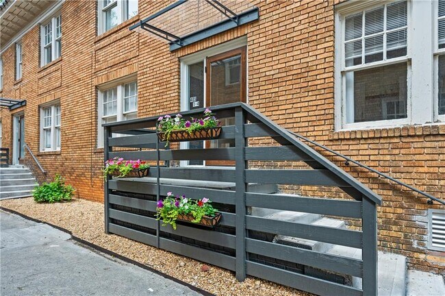 Building Photo - 405 4th St NE