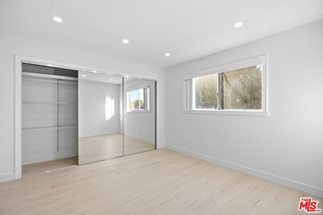 Building Photo - 13025 Moorpark St