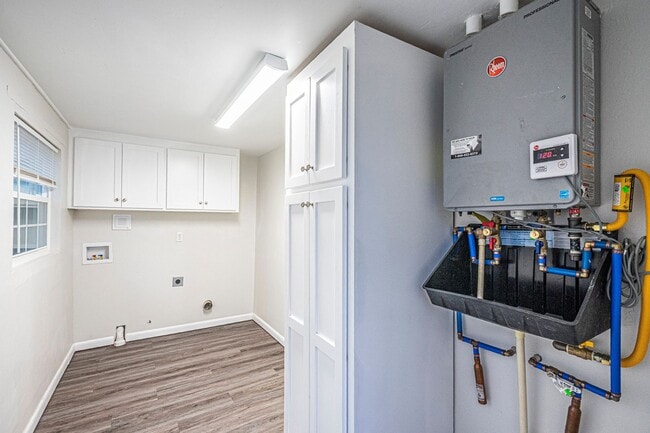 Building Photo - Updated 3 Bed 1 Bath - Large fenced in yar...