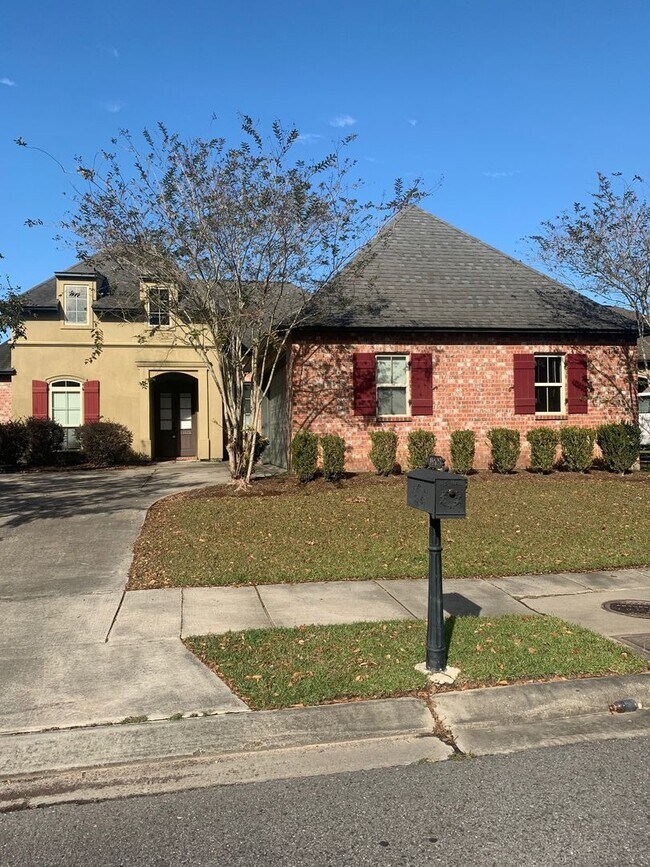 Building Photo - 4BR/3BA