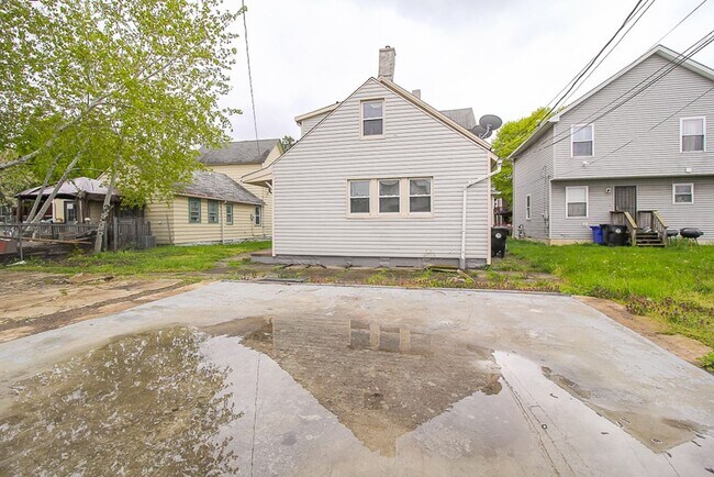 Building Photo - 3104 Seymour Ave
