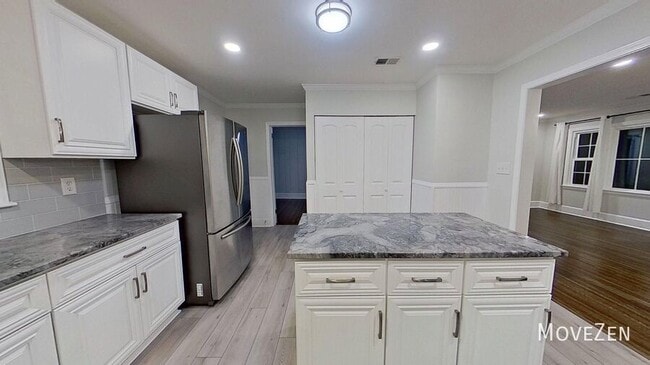 Building Photo - 1200 Dresden Dr W