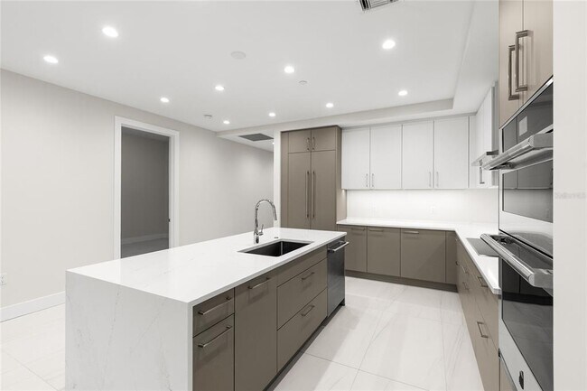 Building Photo - 275 1st Ave S