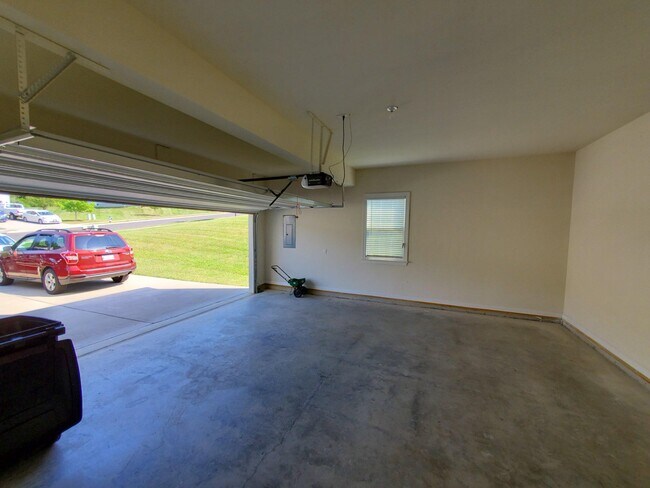Building Photo - 233 Kanter Dr