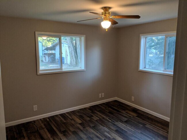 Building Photo - 355 W 6th St