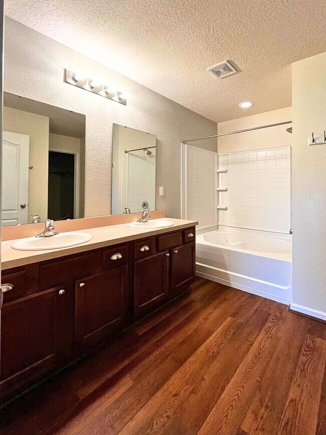 Building Photo - 4/2 with Community Amenities