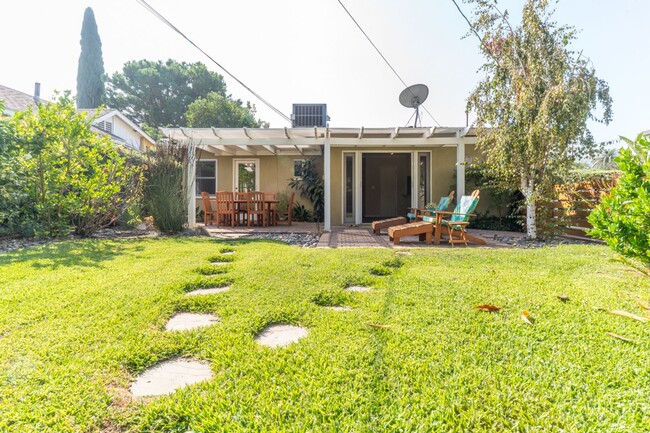 Building Photo - Beautiful 3b2b Home with Private Fenced Ya...