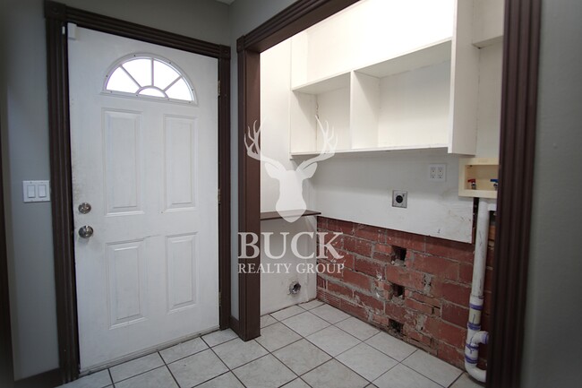 Building Photo - 211 E Harmon Dr