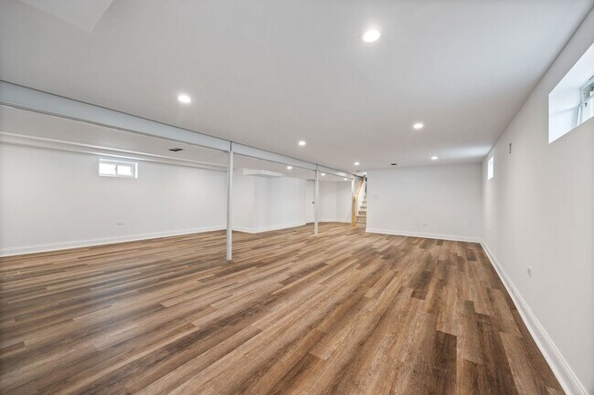 Building Photo - 4850 N Clifton Ave