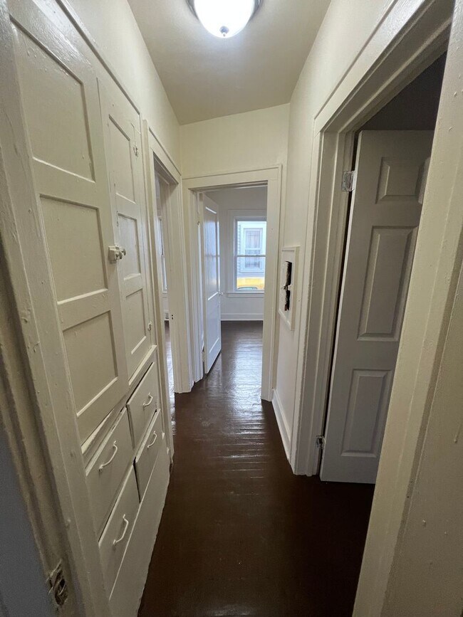 Building Photo - Cozy Westside Family Flat - Upper and Lower Units Available !