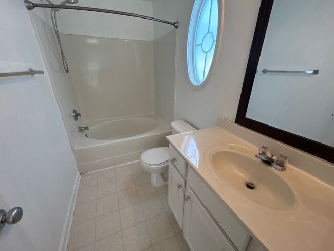 Building Photo - 2 Bed | 2.5 Bath End Unit Townhome in Rale...