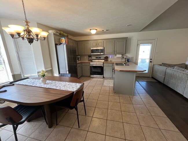 Building Photo - 98 Rosebud Cir