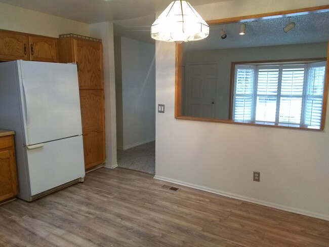 Building Photo - 3 bed, 1 Bath, 1000 SF with washer/dryer, ...