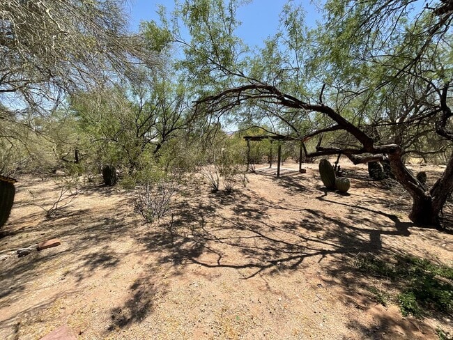 Building Photo - Great Northwest location Magee & La Canada