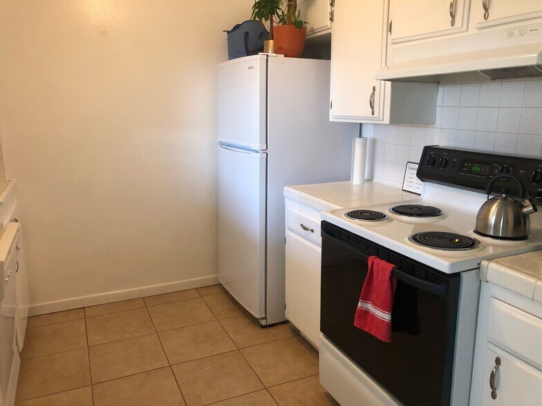 Kitchen - Right - 1068 Pierce Dr