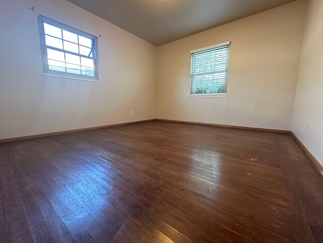 Building Photo - Lovely 3 Bed, 1 Bath with large backyard