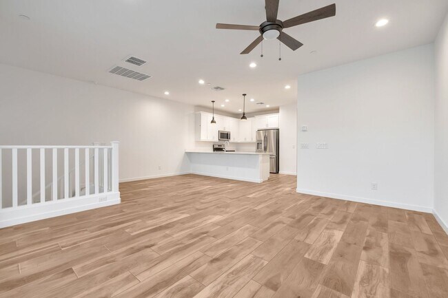 Building Photo - Like New luxurious townhome with 2 Master ...