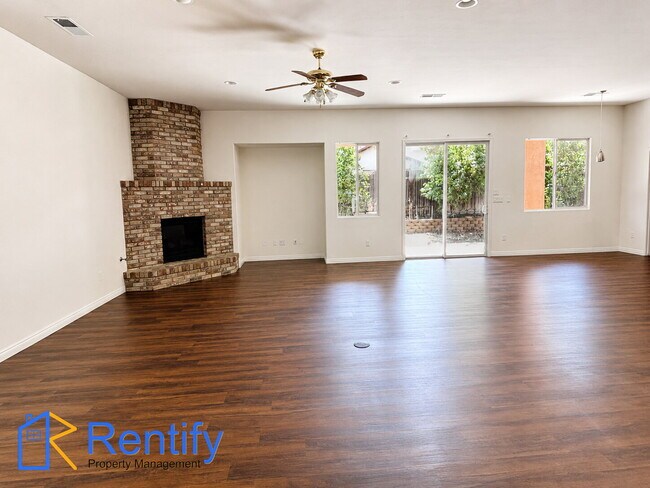 Building Photo - 4 bed, 2.5 bath home in NW Bakersfield - Gardener included