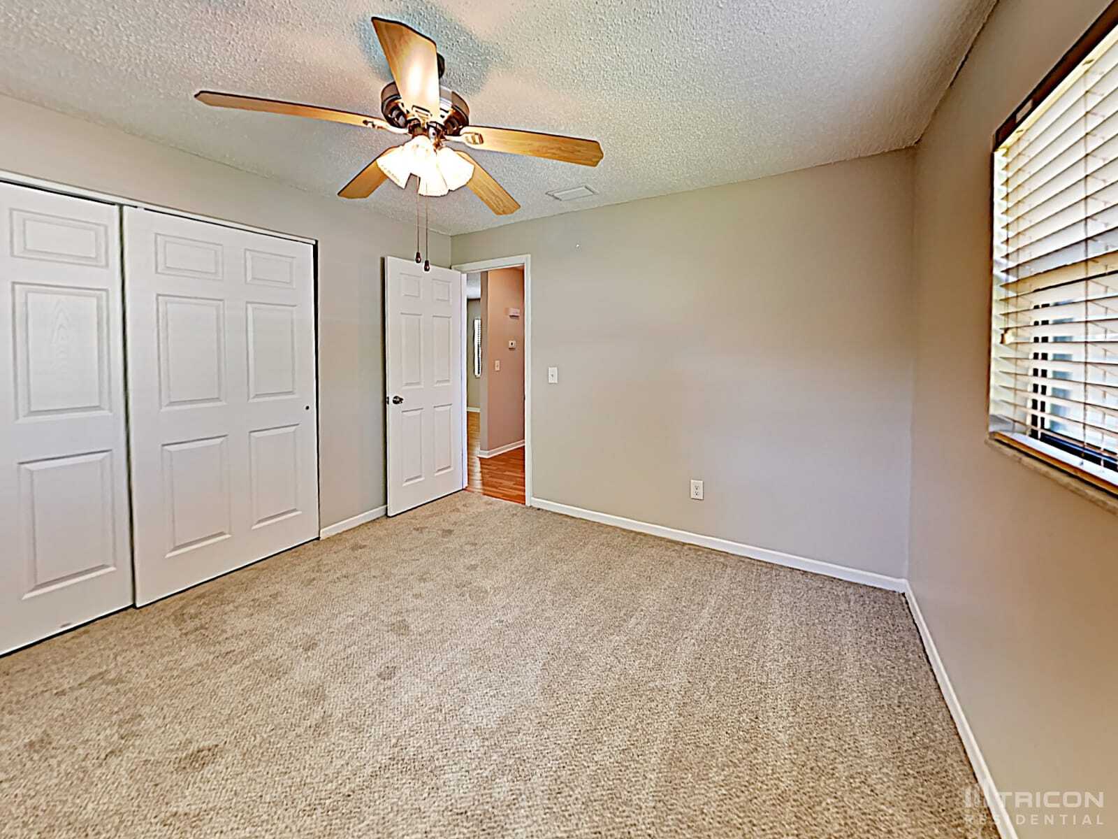Building Photo - 402 E Clay Ave