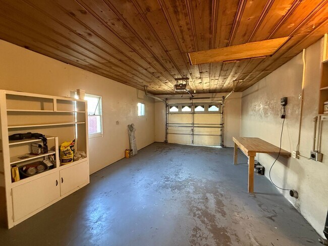 Building Photo - Single story in the heart of Modesto!