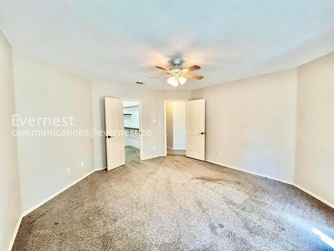 Building Photo - 5 Bed/3.5 Bath Home with Fenced Yard & Garage / Pet-Friendly / Vouchers Accepted