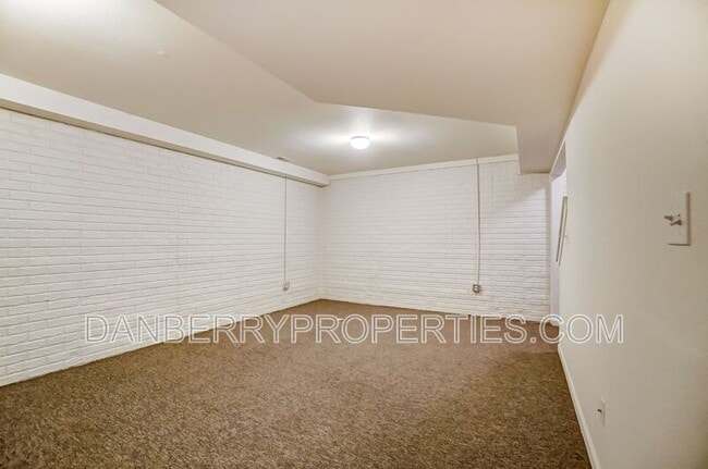 Building Photo - 3704 Willow Run Dr