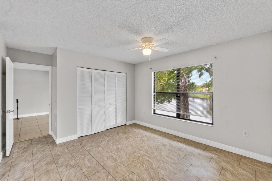 Building Photo - 1543 Lake Crystal Dr