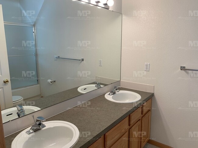 Building Photo - 3945 Landings Dr