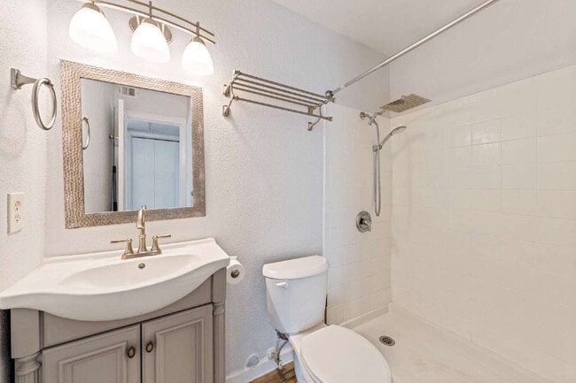Building Photo - Clean & Bright Gated 1BR Near Downtown Austin