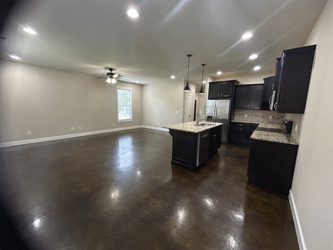 Building Photo - "Charming 3-Bed Condo in Cookeville with Granite Touches and Spacious Living!"