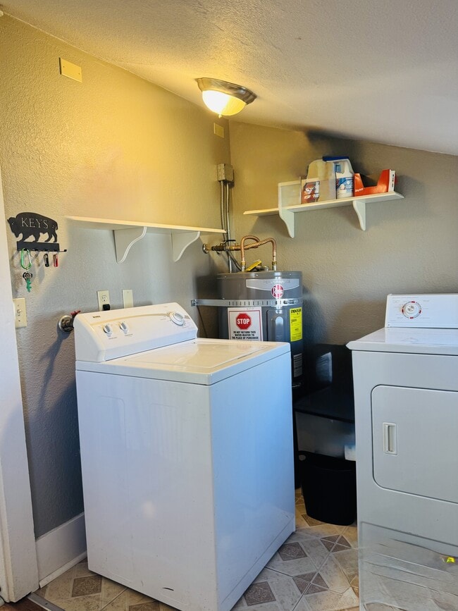 Building Photo - 1542 S Oakes St