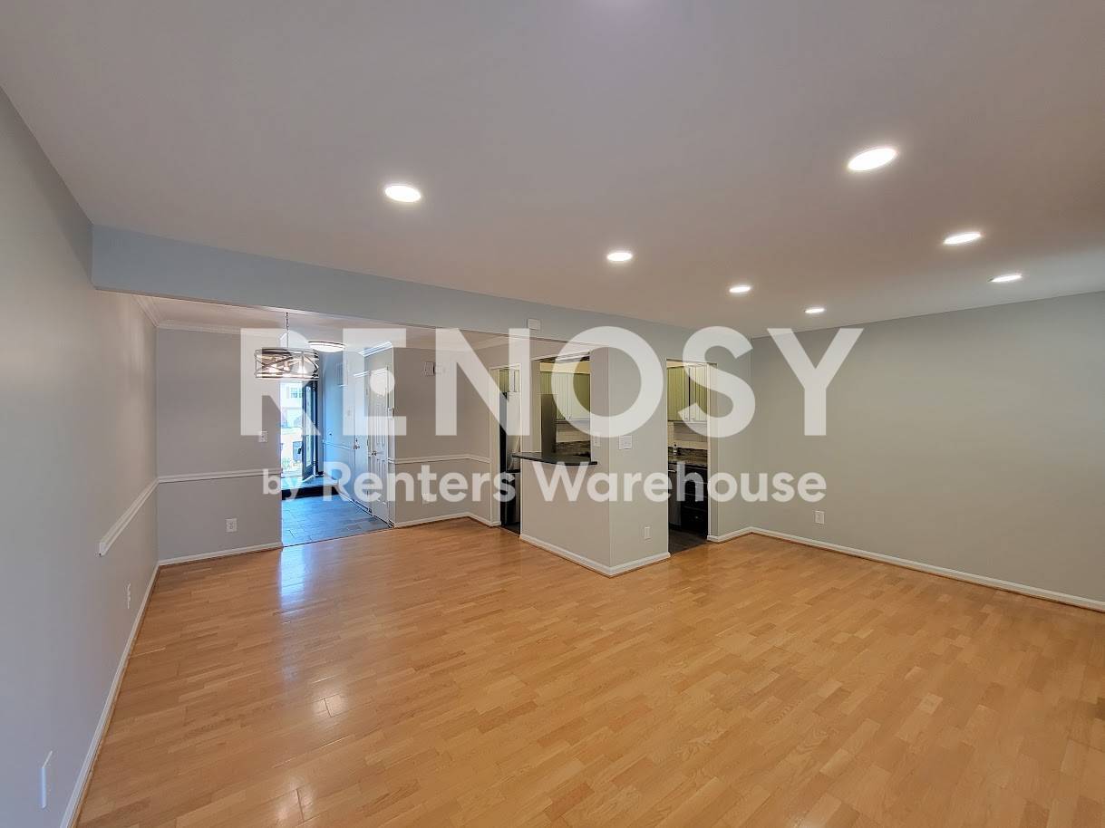 Building Photo - 914 Wildwood Square Ct